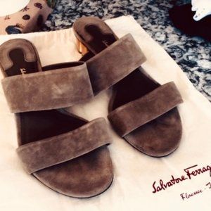 S. Ferragamo low heel sandals suede olive gr. 37.5